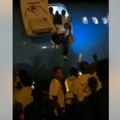 Putnici iskaču iz aviona na pistu! Satima su bili u pregrejanoj kabini, pa se odlučili na dramatičan korak
