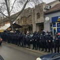 Opsadno stanje u Kuli: Veliki broj policajaca, opozicija se okupila ispred više objekata (foto)