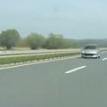(Video) Jeziva scena na auto-putu kod Ljiga Snimljen zastrašujući prizor, dlaka falila do katastrofe! (Video)