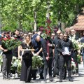 Sahranjen Aleksandar Nešović: Neutešnu udovicu sve vreme drže pod ruku, sin na očevoj sahrani poslao jasnu poruku: Ovo je…