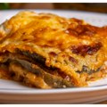 Sebzeli musaka na balkanski način Ovo sočno jelo iz rerne spaja povrće i meso u savršen letnji ručak!