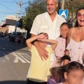 Porodica pevača na okupu, pred polazak u školu: On oženio doktorku, sada pokazali idiličnu porodičnu sliku