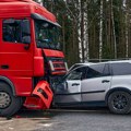 Automobil išao u kontra smeru, zakucao se u vozilo, pa podleteo pod kamion: Snimak teške nesreće kod Zagreba