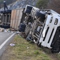 Izgubio kontrolu nad kamionom i sleteo: nezgoda na starom putu Čačak–Kraljevo