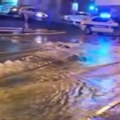 Potop u bulevaru kralja Aleksandra: Pukla cev kod Kluza, policija blokirala saobraćaj (foto/video)