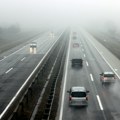 Magla i poledica na pojedinim deonicama, sneg do pet centimetara na putu preko Divčibara: "Vozite oprezno"