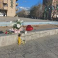 Građani pale sveće i ostavljaju cveće za Danku Ilić ispred Doma kulture u Boru (FOTO)