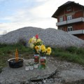 Potresan prizor na mestu gde je ubijena Danka: Meštani pognute glave pale sveće i polažu cveće: Blokiran prilaz kući…