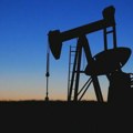 Произвођачи нафте предвођени Саудијцима продужили смањење производње и на следећу годину