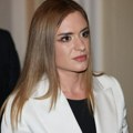 Bez koske! Ministarka uzela loptu u ruke i pokazala umeće: Pogledajte kako Milica Đurđević Stamenkovski pogađa koševe…