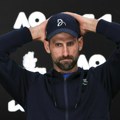 Snimak koji slama srca: Novak jedva hoda i vuče nogu! Pogledajte kako je napustio Australijan open! (video)