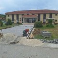 Završavaju se radovi na rekonstrukciji platoa ispred Doma zdravlja u Stragarima