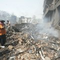 Izvučeno najmanje 30 tela: Prvi izveštaji o žrtvama pada aviona u Indiji, spasioci pretražuju hostel na koji se srušila…