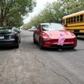 Tesla preletela preko zaustavljenog školskog autobusa i udarila u lutke deteta