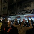 Načelnik policijske uprave pogođen flašom u glavu, jednoj ženi pozlilo: Incidenti ispred Državnog univerziteta u Novom Pazaru…