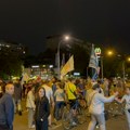 Protest u Kraljevu: Razbijeni prozori na stranačkim prostorijama SNS
