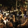 Demolirane prostorije SNS-a u Novom Sadu (VIDEO)