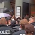 (uznemirujući video) Brutalno postupanje policije u Nemačkoj, devojku udaraju do krvi