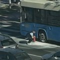 (Foto): Vozač je stao i hitno izašao iz vozila: Zapalile se kočnice na gradskom autobusu u Novom Sadu