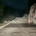 Трагедија је избегнута за длаку Огромна количина стена сурвала се на пут код Прибоја