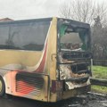 Zapalio se autobus na auto-putu Beograd-Niš kod Laste: Požar izbio u predelu motora (foto)