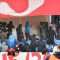 (Video) Finale Kupa kasnilo 35 minuta: Tuča navijača sa policijom, utrčali na teren, suzavac na stadionu