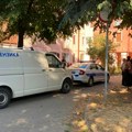 (Foto, video) Ovo je zgrada u kojoj su nađena tela brata i sestre: Detalji užasa na Bežanijskoj kosi: tim forenzike i policija…