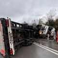 (Foto) Kamion se prevrnuo i preprečio put Stravična nesreća između Ljiga i Gornjeg Milanovca: Saobraćaj u potpunosti…