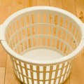 Od obične plastične korpe za veš napravio luksuznu saksiju od betona: Izgleda prelepo, a košta par stotina dinara
