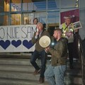 Veliki broj građana ispred redakcije portala Nova.rs podržava novinare