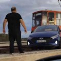 Ovo nikom dosad nije uspelo u Beogradu: Pogledajte kako je auto "preskočio" bankinu i našao na šinama Mosta na Adi! Šok…