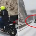 Usred snežne oluje išao motorom Snimak pada motocikliste ledi krv u žilama