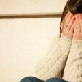 Muškarac silovao prijateljičinu ćerku (14) u njihovoj kući: Pretio joj da ne priča, osuđen na sramnu kaznu