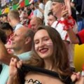 Otišla na utakmicu, pa pred krcatim tribinama pokazala gole grudi! Marija odnela šou na euro - zbog nje nastao haos na…