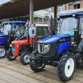 Nove traktore i mehanizaciju grad subvencioniše sa 600.000 dinara: U Kragujevcu uručena rešenja za podsticajna sredstva u…