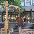 Nastavlja se blokada suda u Novom Sadu: Devojka kojoj su SNS aktivisti polomili vilicu danas daje iskaz pred sudijom