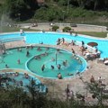 Turisti poludeli za ovom banjom u Srbiji! Noćenje samo 1.000 dinara, gužve ogromne, bazeni sa lekovitom vodom krcati