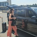 (Video) Anastasija Ražnatović bez trunke šminke: U širokim pantalonama i papučama vuče kofer: Ne skida pogled sa telefona