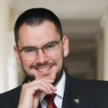 Mlad je, zeleno bere, ima vremena, naučiće…