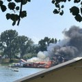Zapaljen splav “Vatra i voda“ na Adi Ciganliji (FOTO)