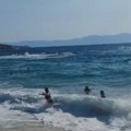 (Video) Kao da gledamo direktan susret sa smrću! Gomila turista u moru na "plaži smrti" na Sitoniji, a izdato upozorenje na…