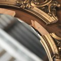 Izgubila posao medicinske sestre zbog izgleda Prodavala razglednice sa svojim likom kako bi izdržavala decu mediji je prozvali…
