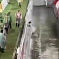 Jezivo! Slavio gol, pa upao u jarak dubok nekoliko metara: Fudbaler imao mnogo sreće, jer je mogao da pogine! (video)