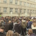 Protiv ucena, pretnji, straha i dronova: Đaci, profesori, roditelji i Beogradski sindikat protestuju ispred Pete