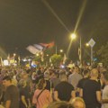 Kordon policije ispred DIF-a, građani na poziv studenata idu ka Filizofskom fakultetu