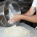 Pekari ovo dodaju u testo, ostaje sveže danima: Jedan sastojak ga omekša, a drugi pokupi svu vlagu