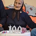 Baka Radmila proslavila 100. rođendan! I dalje plete i čita bez naočara a otkriva i recept za dug život (video)