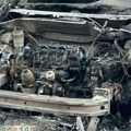 Slike automobila koji je eksplodirao na Karaburmi: Puklo je kao bomba, kamere snimile dvojicu muškaraca