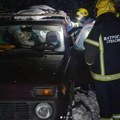 Vozilo ostalo zaglavljeno u snegu pored puta: Akcija vatrogasaca spasilaca kod Kladova - spasili dve odrasle osobe i jednog…