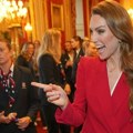 "Ona je naša kraljica" Kejt Midlton prekršila strogi kraljevski protokol, ali je zbog toga zaradila lavinu komplimenata (video)…